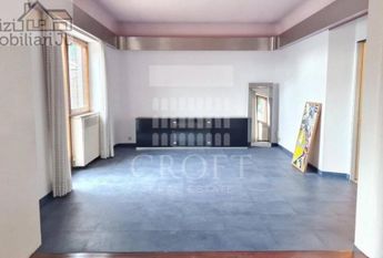 Attic-Cassia: 250mq. Top floor in addition to 250mq. of panoramic terraces. Spacious living, dining, 5 bedrooms, 3 baths, maid’s room, 3 panoramic terraces, parking, silent,. Located at begining of Cassia, near Schools. Ref 160