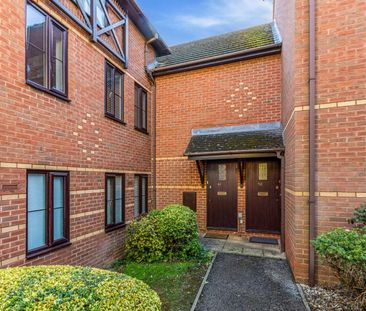A spacious two bedroom first floor maisonette with private entrance... - Photo 6