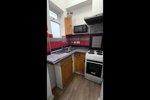 Studio Flat, High Street, W3 - Photo 1