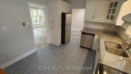 Detached Home For Lease | N8116438 - Photo 2