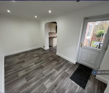 3 bedroom semi-detached house to rent - Photo 2