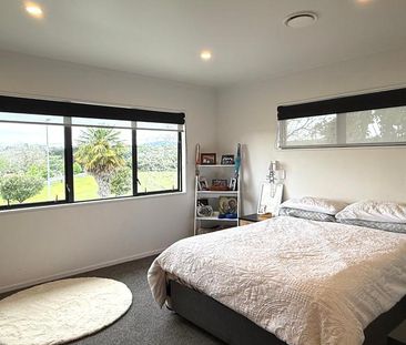 Spacious 3 Bedroom Family Home with Elevated Views Over Waipuna Park - Photo 5