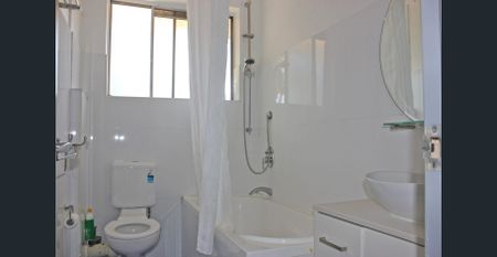 2 Bedroom Townhouse with Carspace - Photo 4