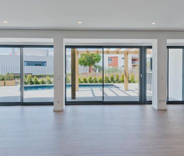 5 Bedroom House with swimming pool, Carnaxide, Oeiras - Photo 2