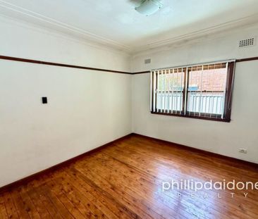 OPPOSITE SHOPS .. NEAT HOME. - Photo 4