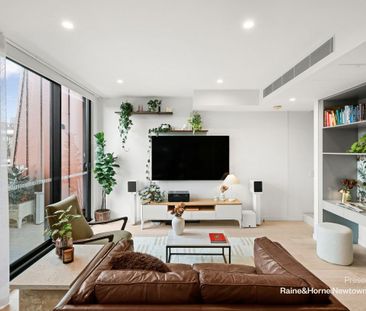 Split-level designer living - Photo 1