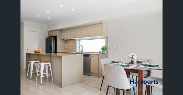 Pretty, Comfy, And So Handy! - Photo 1