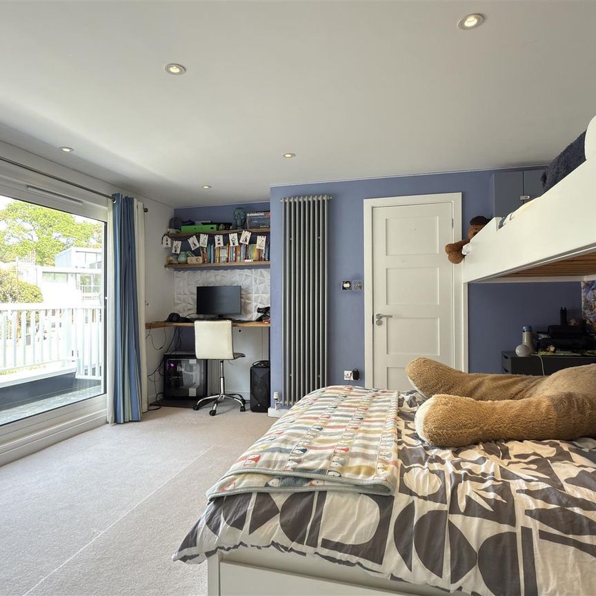 6 Bedroom House - Photo 1