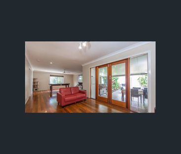 Large 4 Bed Room Family Home with Great Location - Photo 4