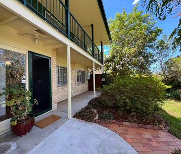 AN IMPRESSIVE 5-BEDROOM HOME! - Photo 4