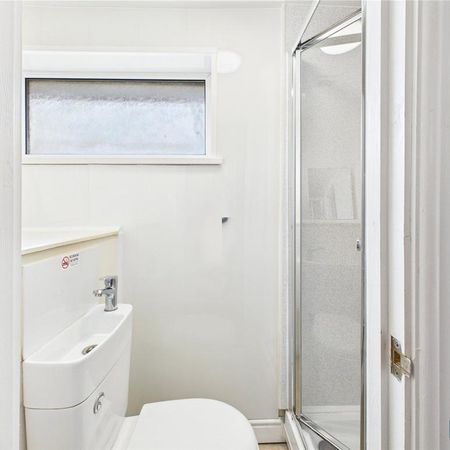 1 bedroom in a house share to rent - Photo 4