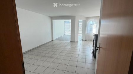 Attraktive 2.5-Zimmer-Einliegerwohnung mit Gartensitzplatz, eigener Waschküche und Weitsicht - Photo 2