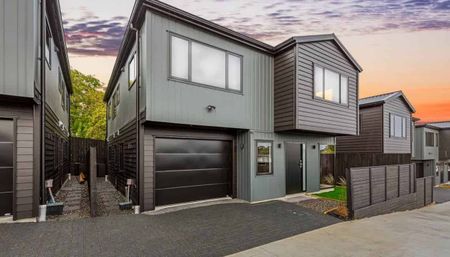 Spacious 5-Bedroom Massey Home – Luxury Living with a Unique Touch - Photo 3