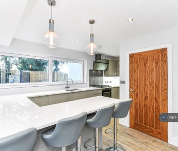 6 bedroom detached house to rent - Photo 3