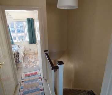 Two Bedroom House with Garden and Off-Road Parking for Two Cars, Go... - Photo 6