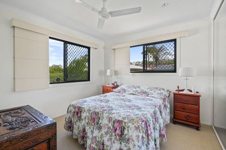 :: NEAT AS A PIN DUPLEX WITH A BONUS POWERED SHED! - Photo 3