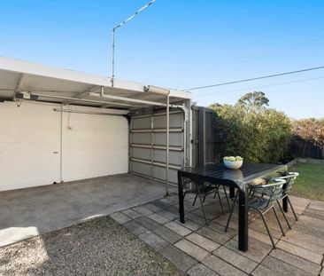 Light, Bright & So Convenient - 2 Bedroom home - Photo 4
