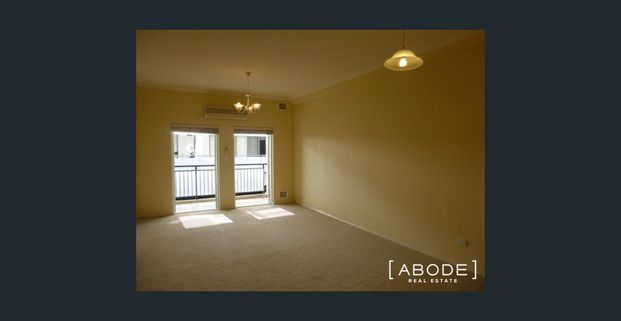 FANTASTIC WEST PERTH APARTMENT - Photo 1