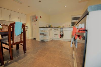 7 bedroom House in Archery Road, Leeds - Photo 3