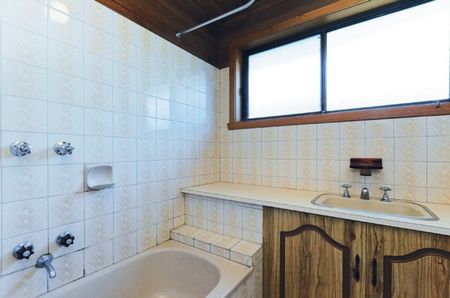 SPACIOUS FAMILY HOME - Photo 3