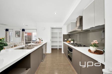 SPACIOUS FAMILY HOME IN A CONVENIENT LOCATION! - Photo 3