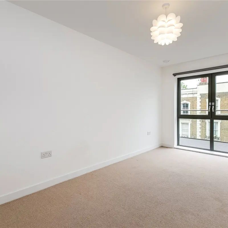 2 bedroom flat in 47 Allcroft Road - Photo 1