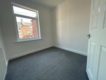 3 bedroom flat to rent - Photo 2