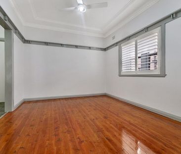 Freshly painted two-bedroom semi - Photo 1