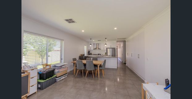 3 BEDROOM FAMILY HOME - 3 LIVING AREAS & SHED - Photo 1