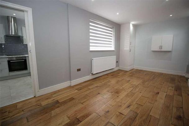 Raven Square, Alton, Hampshire, GU34 - Photo 1