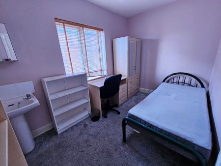 8 Bed Student Accommodation - Photo 3