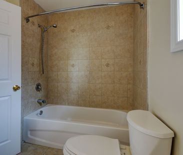 For Lease - 654 Brougham Place Unit# Main & Upper, Mississauga, Ont... - Photo 4