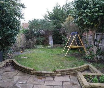 Waverley Gardens, Grays, RM16 - Photo 1