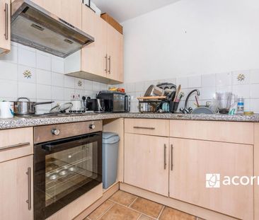 Flat to rent - Nelson House, Greenhithe, DA9 - Photo 2