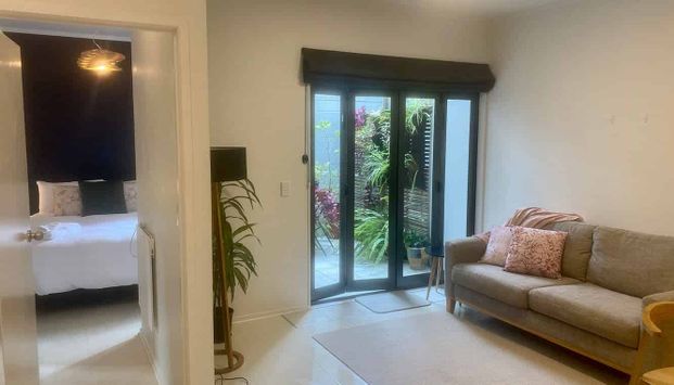 Fully (fully!) furnished & secure carpark - Photo 1