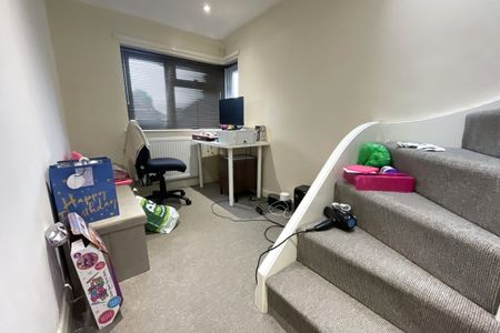 Ridgehurst Avenue, Watford - Photo 3