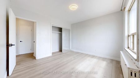 314 896 Eglinton Avenue E - Photo 5