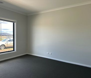 17 Skyros Road, Fraser Rise VIC - Photo 4