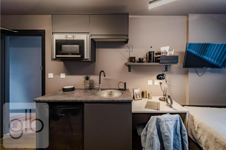 1 bedroom in a house share to rent - Photo 2