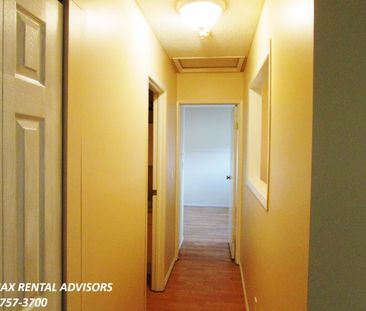 GREAT 3 BED, 1.5 BATH, 2 STOREY TOWNHOUSE W/ AN OUTDOOR PARKING STA... - Photo 4