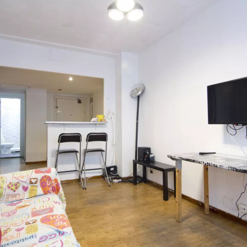 Single Bed in Rooms for rent in 6-bedroom apartment in Chueca - Photo 1