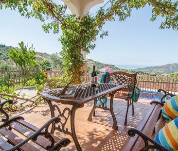 Delightful detached villa with pool and covered exterior kitchen in... - Photo 6