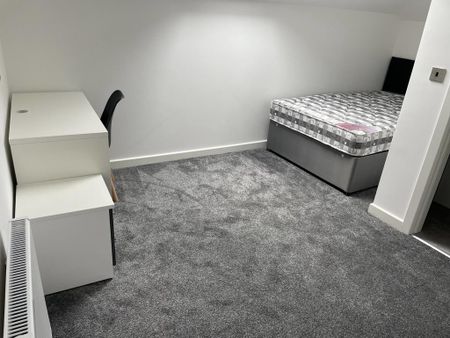 5 bedroom end of terrace house to rent - Photo 4