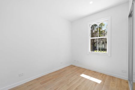 Renovated 3 Bedroom Terrace with Attic – Prime City Location - Photo 4