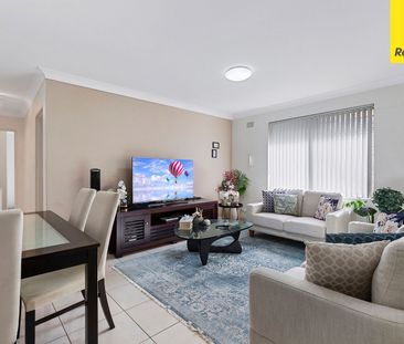 2 BEDROOM UNIT LOCATED CLOSE TO ALL AMENITIES - Photo 2