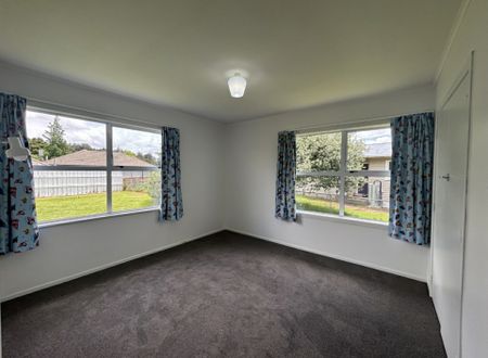 Available NOW - 3 Bedrooms School Zone, Recently Renovated - Photo 5