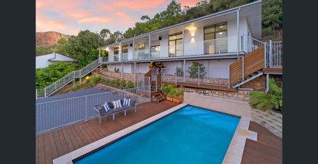 Luxury Living on Castle Hill – Five Bedrooms, Pool & Ultimate Privacy - Photo 2