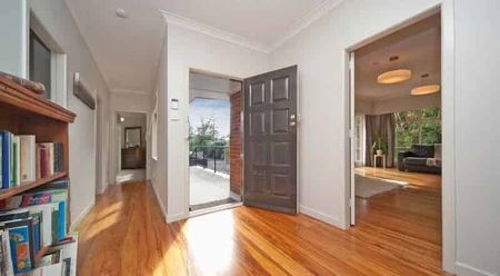 Three bedroom plus One Study, Great Lcation! - Photo 5