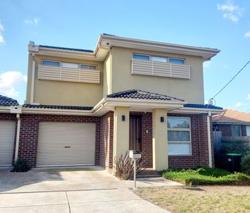 THREE BEDROOM TOWNHOUSE - Photo 4