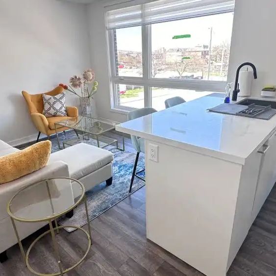 Toronto Furnished Townhouse for Rent - Spacious 2 Bed, 2.5 Bath Corner Suite with Private Rooftop Patio and City Views - Photo 1